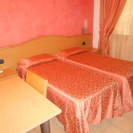 Hotel Tenda Rossa Марина-ди-Каррара Экстерьер фото