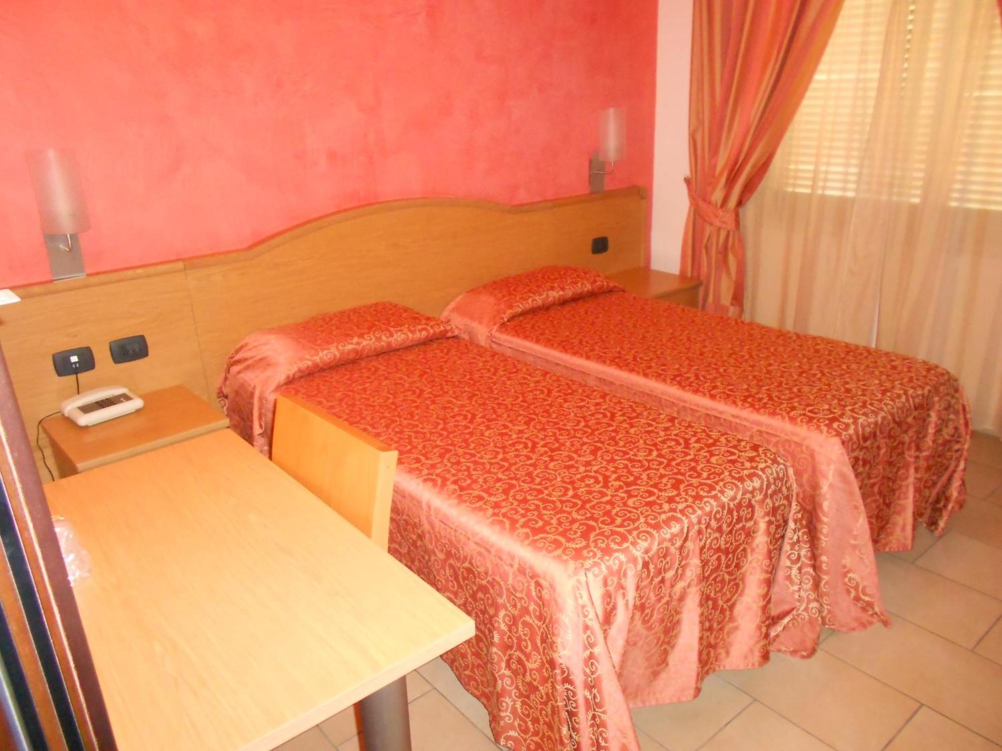 Hotel Tenda Rossa Марина-ди-Каррара Экстерьер фото