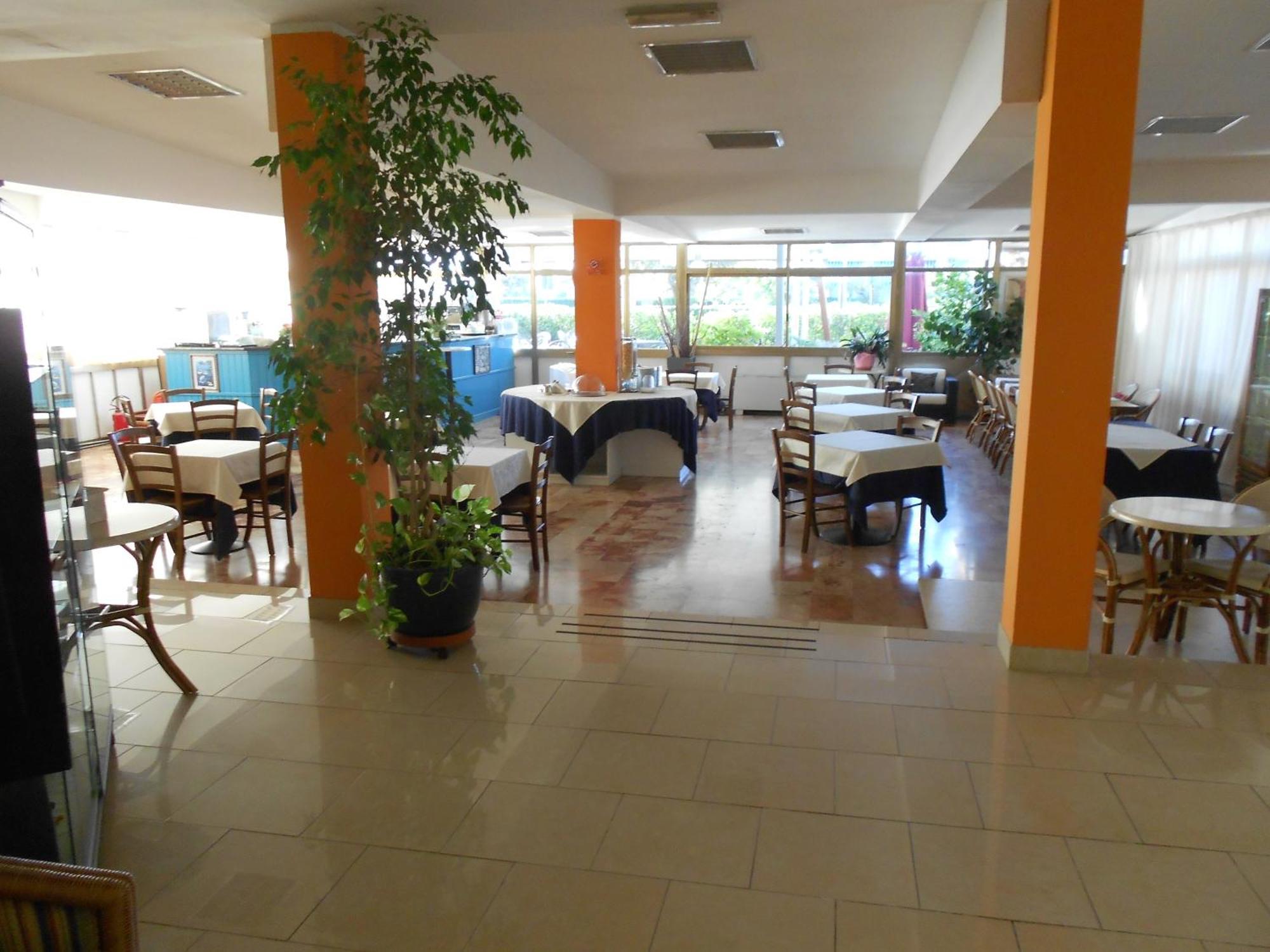 Hotel Tenda Rossa Марина-ди-Каррара Экстерьер фото
