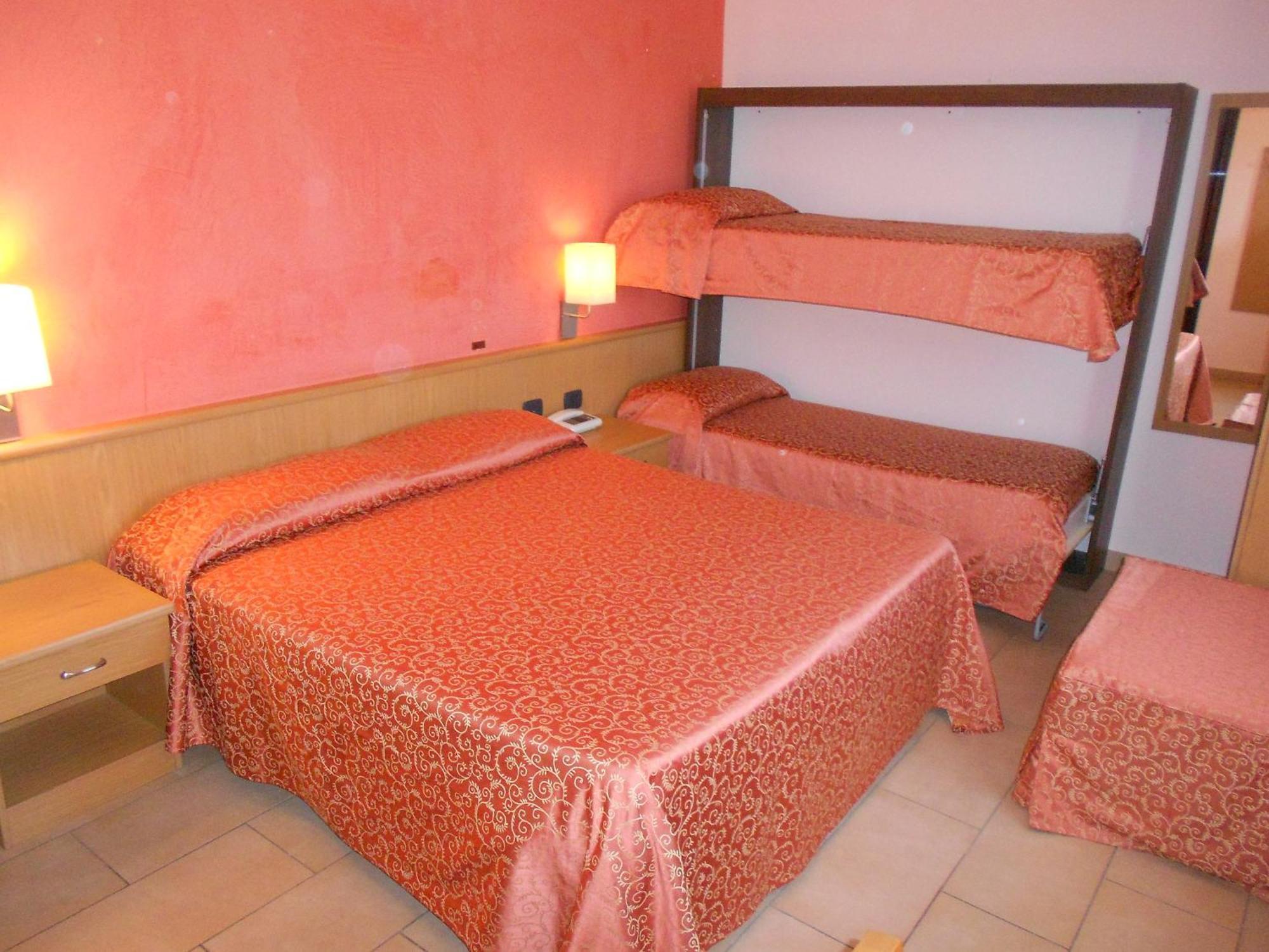 Hotel Tenda Rossa Марина-ди-Каррара Экстерьер фото