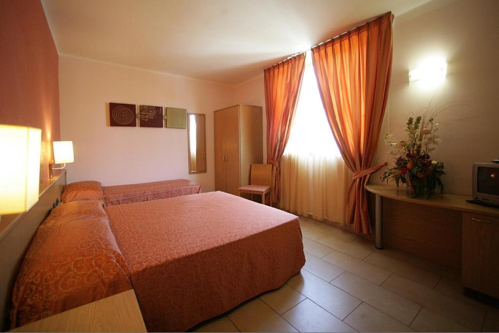 Hotel Tenda Rossa Марина-ди-Каррара Номер фото