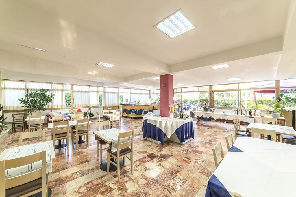 Hotel Tenda Rossa Марина-ди-Каррара Экстерьер фото