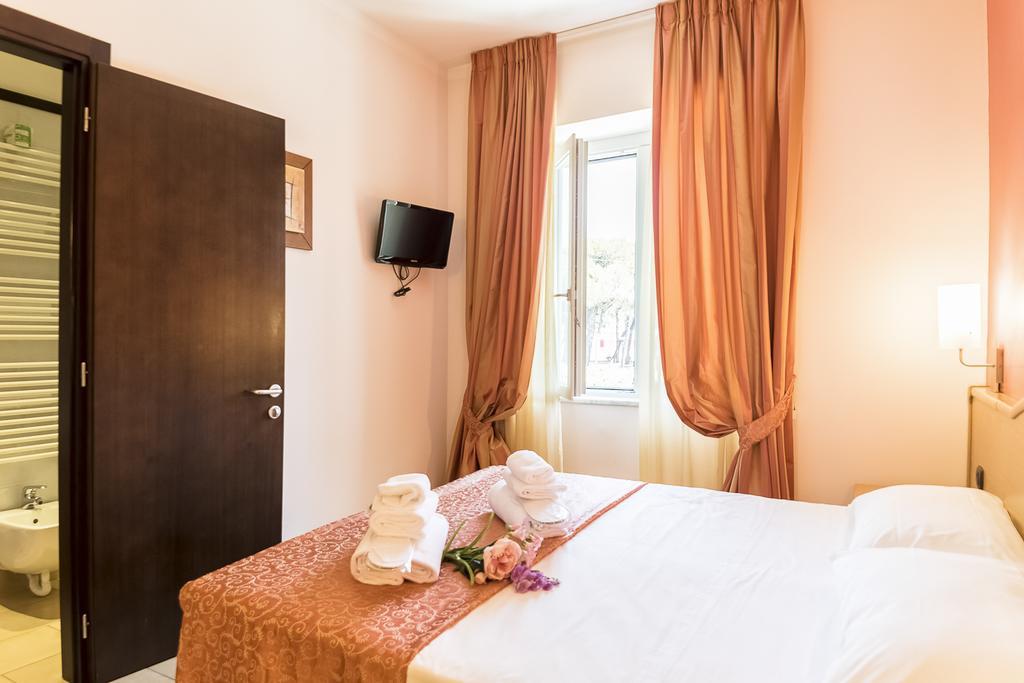 Hotel Tenda Rossa Марина-ди-Каррара Экстерьер фото